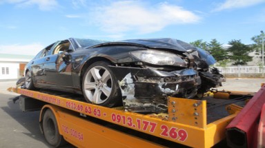  Một ô tô tông trực diện lực lượng tuần tra, 2 người chết