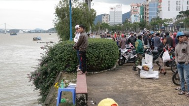   Cô gái 18 tuổi khóc xin người yêu đừng nhảy cầu
