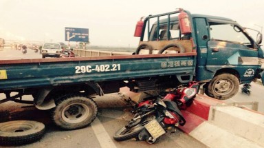   Xe tải tông người rơi khỏi cầu, xe treo lơ lửng như trong phim
