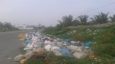  Tiền Giang: Bãi rác tràn ra Quốc lộ
