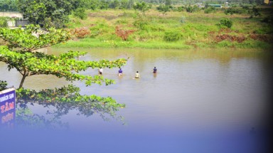  Nhiều người vẫn đánh bắt cá tại hồ nhiễm chất độc da cam trong sân bay Biên Hòa