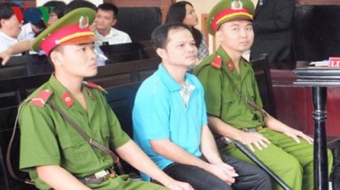   Vụ chai nước ngọt có ruồi: Bắt bẻ luật sư nguyên đơn dự cung