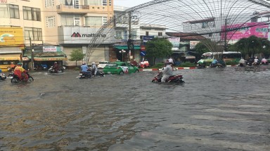  Mưa trái mùa, nội ô thành phố Bạc Liêu ngập nặng
