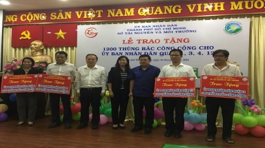  Công ty TNHH MTV Môi trường Đô thị TPHCM tặng 1.200 thùng rác