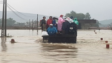  Mưa lũ khiến 50 nghìn học sinh Bình Định không còn sách vở đến trường