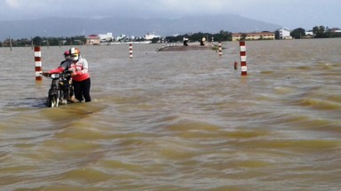  Mưa lũ ở miền Trung giảm dần, khu vực Nam Biển Đông cần đề phòng lốc xoáy, gió giật mạnh 