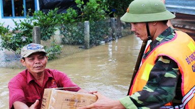   Người dân vùng lũ Bình Định: "Nước hết, có mì cũng chẳng thể ăn"