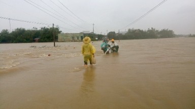  Miền Trung mưa lớn, lũ lên nhanh
