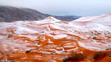  Sau gần 40 năm, tuyết lại rơi ở sa mạc Sahara 