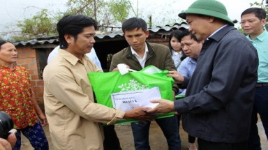  Thủ tướng thăm người dân vùng lũ Bình Định