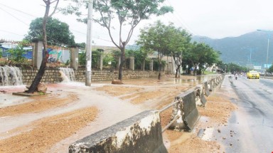  Khánh Hoà: Xả lũ vào ban đêm và báo qua...mail